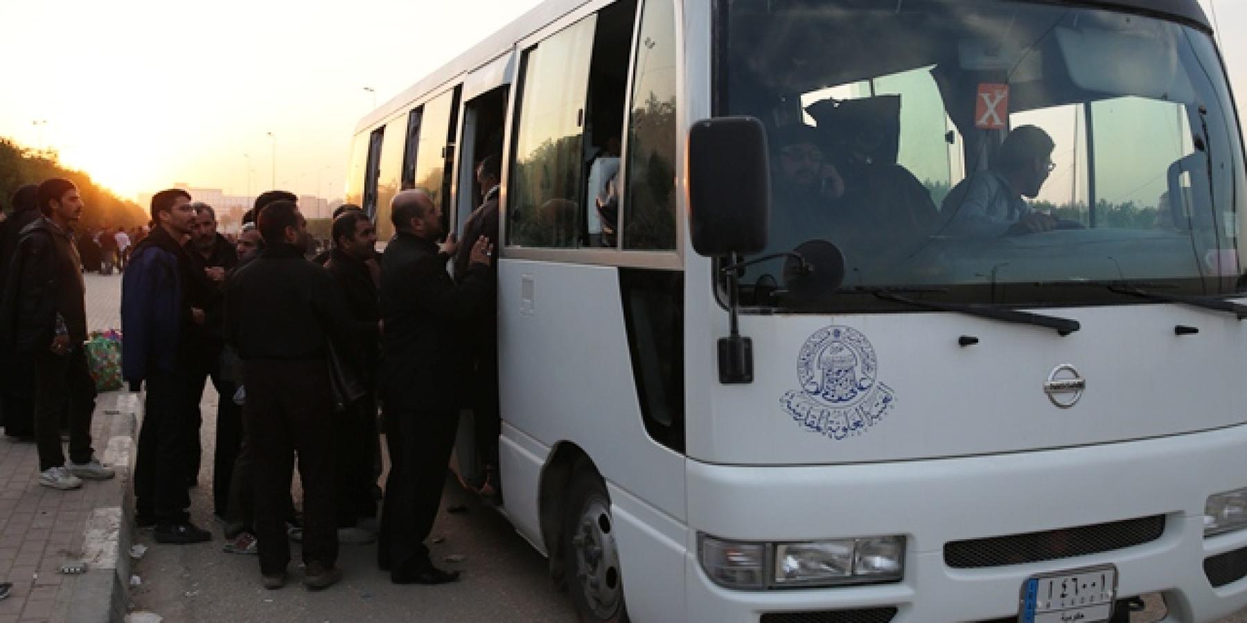 العتبة العلوية المقدسة توجه بنقل زائري الاربعين عبر العشرات من حافلاتها الى النجف الاشرف