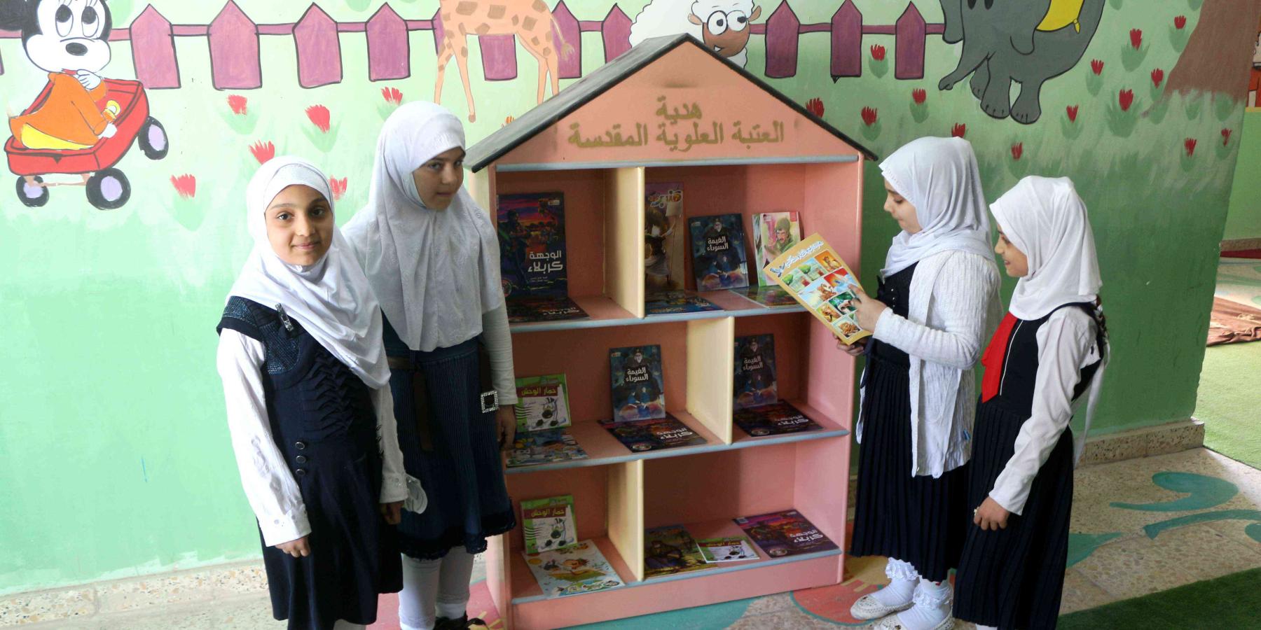 قسم الاعلام في العتبة العلوية يُنصب الوجبة الثانية للمكتبات في المدارس الابتدائية في النجف الاشرف